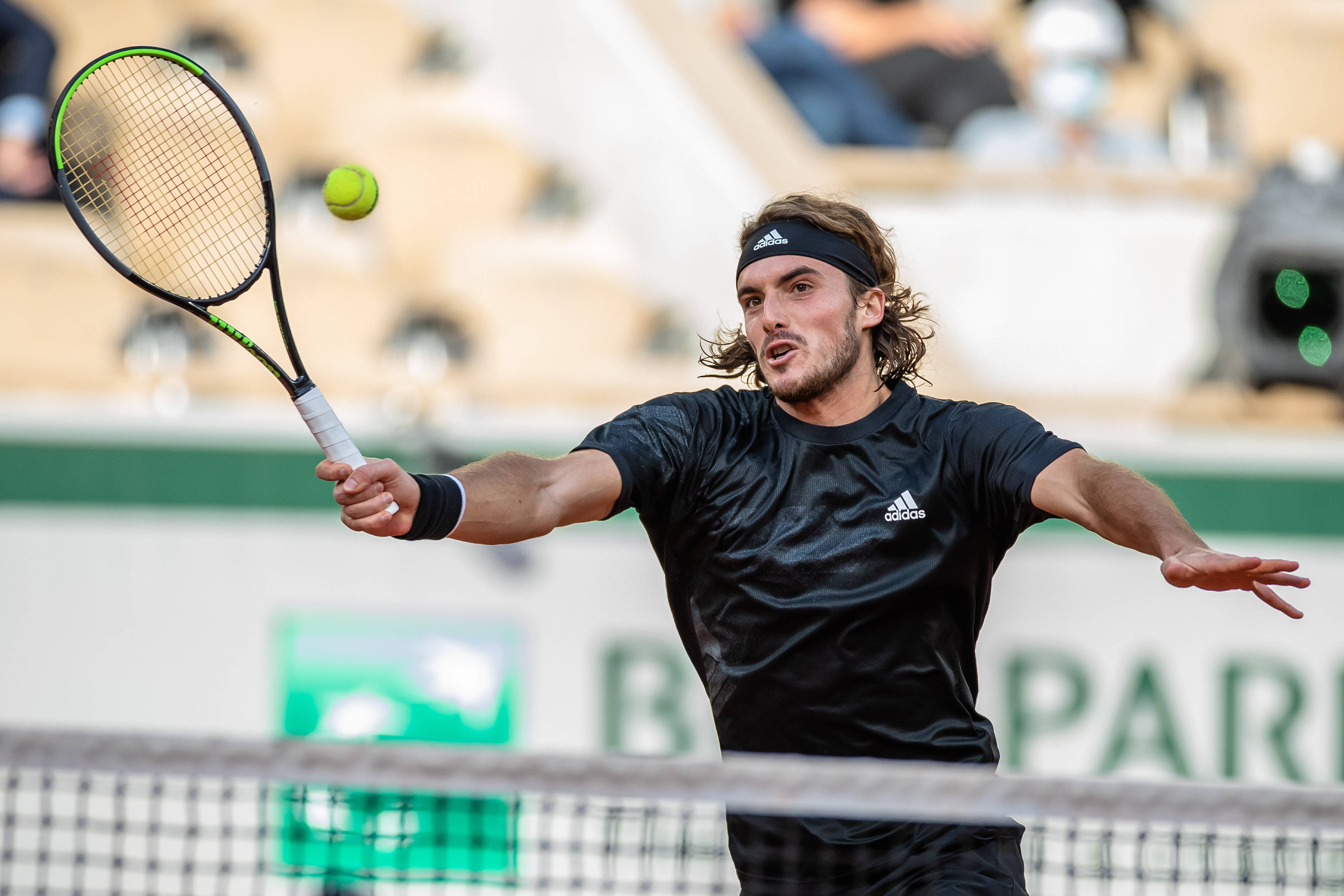 世界网球队力克法国网球队，西西帕斯绝境逆转