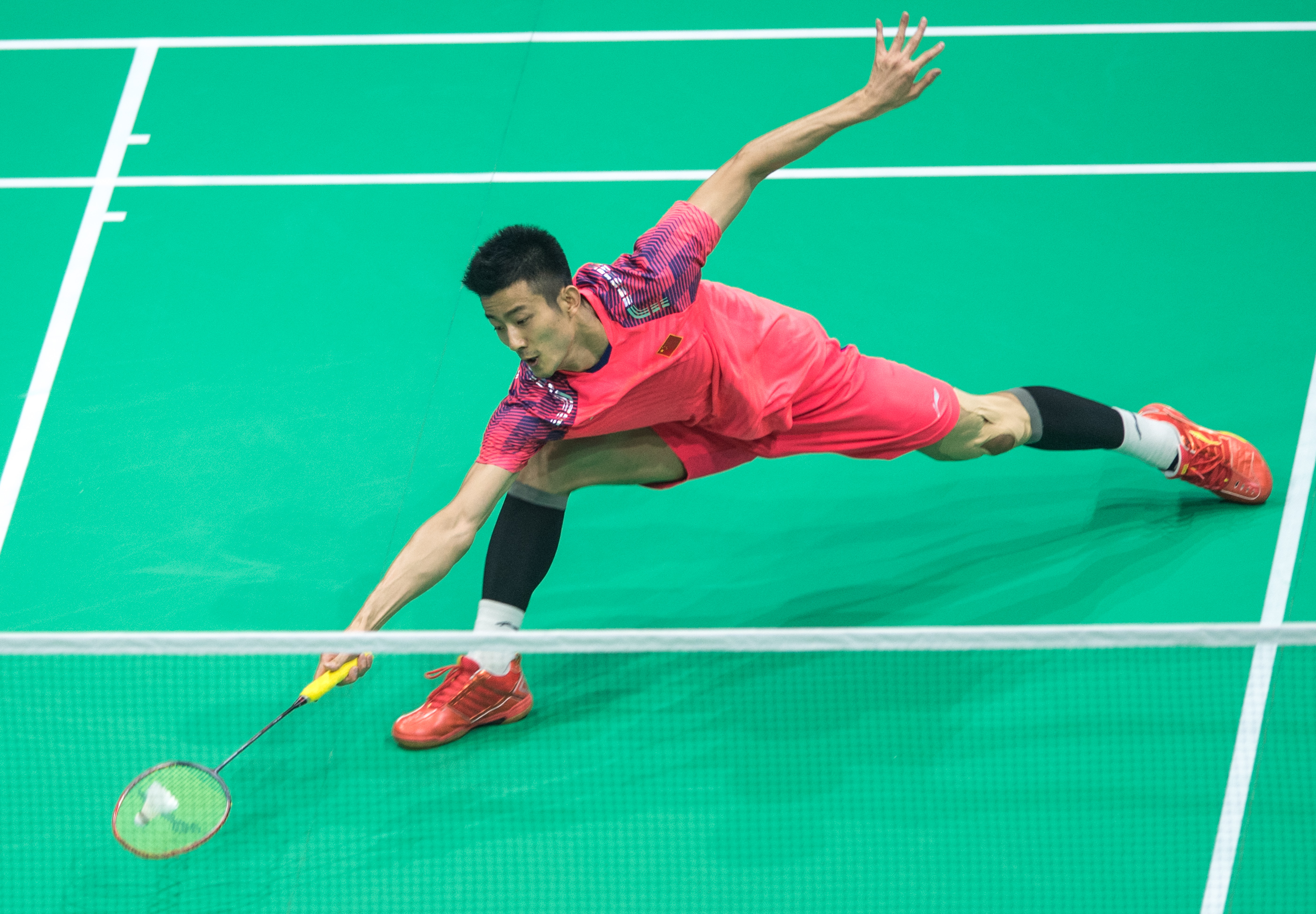 印尼羽毛球队爆冷泰国羽毛球队，谌龙制霸全场