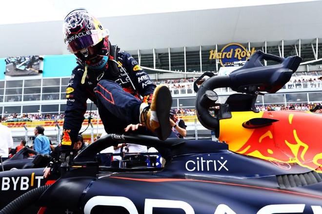 红牛二队鏖战梅赛德斯，塞恩斯扛起全队