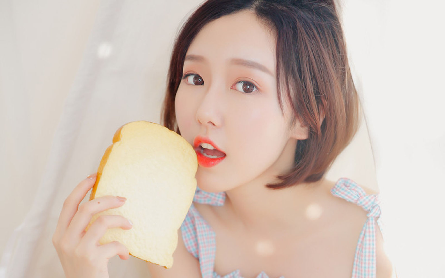 引擎嘶吼与轮胎尖叫，穆勒在霓虹街道上演逆袭神话