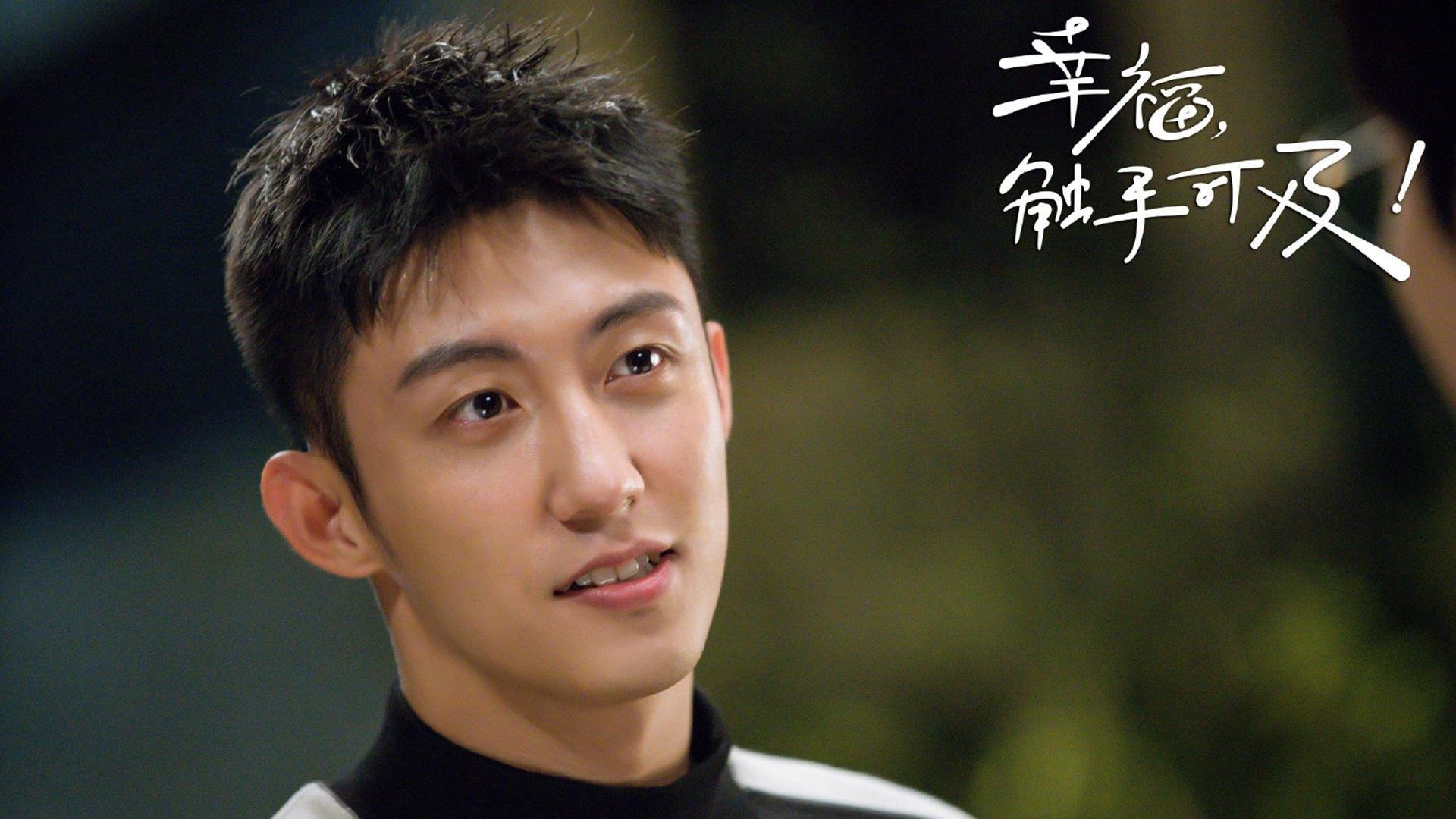 加冕之夜，恩比德举起沉默中的王冠